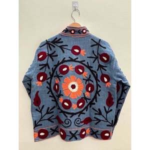 Manteau d'hiver réversible Chambel Suzani, brodé à la main, en coton bleu poussière, avec des détails bordeaux et corail, teinture florale printanière - Product Image 1