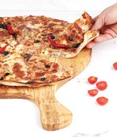 Exquise handgemaakte goudenbruine olijfhouten ecologische pizzabord - ArtisRaw merk, authentiek Tunesisch vakmanschap