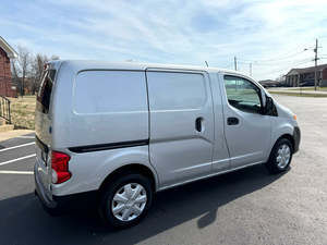 Nissan NV200 S seminuevo 2017 con asientos de cuero de dirección izquierda Interior oscuro - Product Image 4