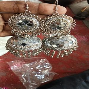 Boucles d'oreilles Jhumka traditionnelles indiennes oxydées pour femmes, Jhumkas à miroir, parfaites pour les tenues ethniques, les tenues indo-occidentales, design magnifique - Product Image 1