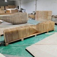 Banc en lattes de bois paramétrique en forme de vague pour hall d'hôtel, décoration de galerie d'art