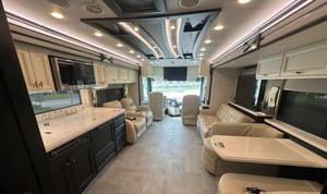 LA MEJOR OFERTA Autocaravana de Lujo Clase A Tiffin 40IP con Motor Diésel I6, Transmisión Automática, RV Familiar para 9 Pasajeros - Product Image 5