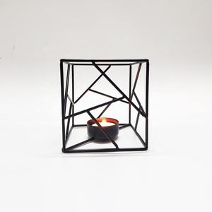 Bougeoir en treillis métallique carré géométrique de créateur fabriqué à la main bougeoir décoratif de table moderne noir Premium métallique - Product Image 3