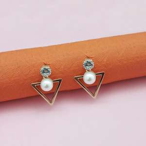 Kriaa Trendy Gold-Plated Pearl Austrian Stone Stud 1312835-Bonito aro de latón en forma de flor para fiestas, ropa informal religiosa - Product Image 1