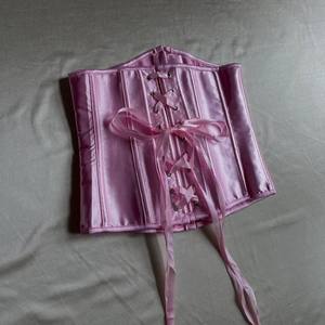 Hermoso corsé hecho con corsé de satén debajo del pecho 100% de la mejor calidad con corsé de cordones ajustable. - Product Image 3