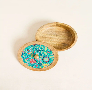 Caja de Chapati de madera En madera natural clara con una tapa turquesa brillante con un animado, disponible a precios al por mayor - Product Image 1
