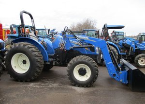 Tractores Agrícolas Multifuncionales Usados New Holland WORKMASTER 25S de Alto Rendimiento, Compactos, 4x4, con Bomba, Fácil Operación - Product Image 3