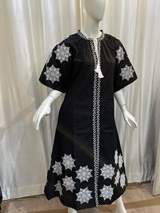 เดรสยาวลำลองดีไซน์เก๋สำหรับผู้หญิง สไตล์ยูเครนตะวันตก เหมาะสำหรับงานปาร์ตี้ ปักลายด้วยเครื่องจักร แขนสั้น ผ้าฝ้าย 100% - Product Image 4