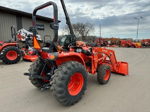 Tractor Kubota Usado 4x4 Subcompacto con Cargador Frontal y Retroexcavadora - Product Image 3