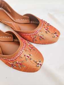 Mujeres tradicional de cuero Khussa al por mayor de interior plano ligero Zapatos de vestir por AA IMPEX - Product Image 2