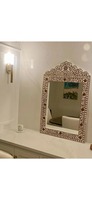 Miroir mural de forme irrégulière en MDF de pin léger, écologique, fait main, avec incrustation d'os, cadre décoratif marron design pour la maison