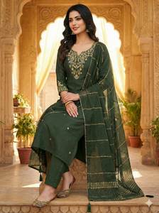 Kurti de Seda Banarasi Color Verde Mehandi con Hermoso Bordado y Lentejuelas, Estilo Lehanga Nupcial, para Fiestas, Look Elegante de Invierno - Product Image 2
