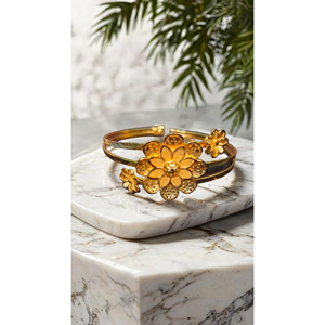 Anillo listo para enviar con chapado en oro de 22 quilates y diseño de flores, anillo hecho a mano de estilo moderno, joyería a la venta por exportadores - Product Image 1