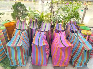 กระเป๋าตลาดอินเดียแบบเป็นมิตรกับสิ่งแวดล้อม หลากสี ทำจากวัสดุรีไซเคิล PP ลายทาง ทอ มีหูหิ้ว รับทำโลโก้ คุณภาพสูง - Product Image 3