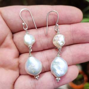 Pendientes Colgantes Hechos a Mano en Plata de Ley 925 con Perlas de Agua Dulce Auténticas en Forma de Bola, Regalo de Cumpleaños para Ella - Product Image 6