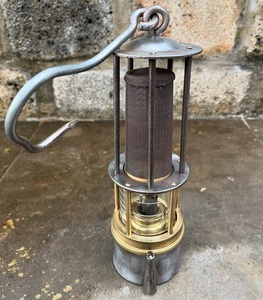 Lampe de mineur en laiton rustique avec une finition artisanale réaliste et une grande durabilité pour la décoration intérieure ou extérieure - Product Image 4