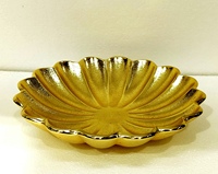 Plateau de table central décoratif en aluminium style feuille Art Déco finition or, motif végétal, artisanat métallique floral pour usage domestique