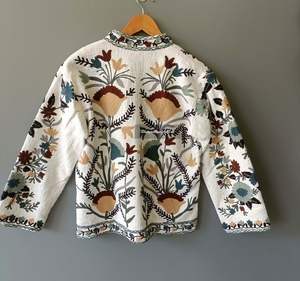 Nueva chaqueta acolchada corta de invierno con bordado Suzani, regalo Unisex con relleno de algodón tejido - Product Image 2