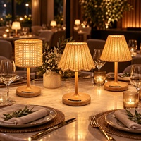 Lampe de table sans fil rechargeable avec abat-jour en rotin naturel et finition imitation bois pour restaurants et hôtels
