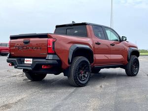 Nuevo usado 2024 Toyota Tacoma Hybrid TRD Pro HV doble cabina 4WD con ruedas de aleación asientos de cuero sistema de navegación arranque remoto - Product Image 2