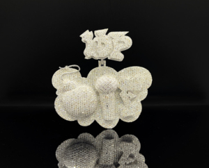 จี้ฮิปฮอปสแตนเลสสตีลสั่งทำพิเศษ ประดับเพชร CZ ระยิบระยับ งานผลิตแบบ OEM ชุบเงิน รุ่น Ice Legacy สำหรับทุกเพศ - Product Image 1