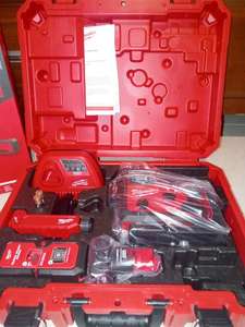 Niveau laser industriel 12 V au lithium-ion sans fil de qualité supérieure, 125 pieds, vert, 360°, 3 plans, avec récepteur d'alignement automatique IP67 - Product Image 6