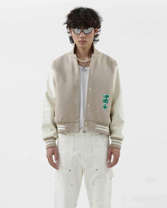Chaqueta universitaria de béisbol con letras de color beige claro a la moda para hombre - Product Image 1