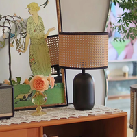 Lampe de table ronde en rotin cylindrique avec des yeux de renard, Lampes fabriquées à partir de matériaux faits à la main, accessoires de décoration pour la maison, vente en gros.