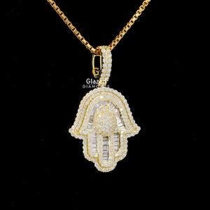 Precioso nuevo colgante de Hamsa totalmente helado en diamantes cultivados en laboratorio, diamantes redondos brillantes y diamantes de corte Baguette en oro amarillo de 10kt - Product Image 2