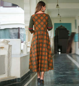 Kurta Anarkali en coton imprimé floral avec plis, tissu doux et confortable, tenue ethnique élégante conçue pour un usage quotidien avec un style élégant - Product Image 3