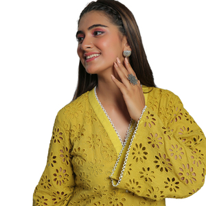 100% algodón amarillo Iris Schiffli Kurta y conjunto de pantalón nueva llegada diseño de tendencia mujeres dos piezas Co Ord conjunto para mujeres y niñas - Product Image 1