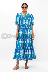 Puff Sleeve Maxi silueta con sus bolsillos de popelina de algodón suavemente estructurados y un cierre seguro de gancho y ojo en el cuello - Product Image 4