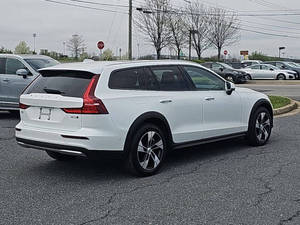 Volvo V60 Cross Country B5 Plus 2024 Usado en Excelentes Condiciones - Product Image 3