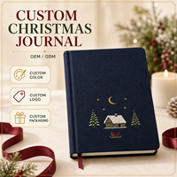 Journal de Noël personnalisé LABON, couverture rigide en lin bleu marine, broderie cabane enneigée, lune, étoiles, traîneau, pages lignées, ruban