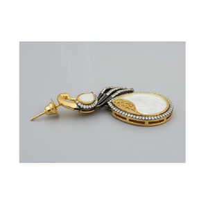 Boucles d'oreilles longues élégantes en perles de coquillage avec plaqué or pour les demoiselles d'honneur et les événements formels à prix d'exportation - Product Image 5