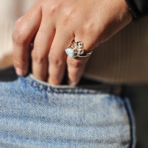 แหวนเงินลายดอกไม้เล็กๆที่มีสไตล์และควอตซ์สีฟ้าสำหรับงานแต่งงานและงานปาร์ตี้เครื่องประดับชั้นดี - Product Image 3