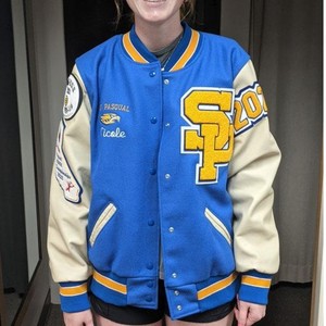 แจ็กเก็ตเลตเตอร์สีฟ้ารอยัลคอปกตั้งระบายอากาศได้บุด้วยผ้าเย็บปักประดับด้วยเพชร - Product Image 1