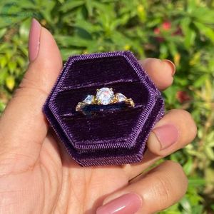 Anillo de compromiso de corte brillante redondo de 1CT VVS1 Moissanite Anillo DE BODA único Anillo de promesa de oro amarillo sólido de 14K Regalo para ella - Product Image 5