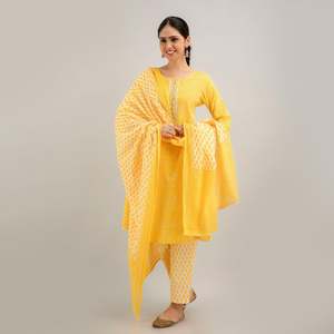 Kurta de Mujer con Corte en A y Diseño de Estampado Floral Amarillo en el Pecho, Incluye Pantalones y Conjunto de Dupatta - Product Image 1