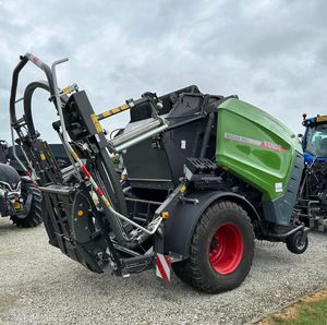 Machine agricole tractée par un tracteur, presse à balles rondes pour la collecte de la paille. - Product Image 3