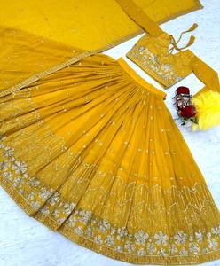 Designer Wedding Wear Lehenga Choli et Dupatta avec un travail de séquence de broderie - Product Image 4