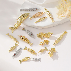 Ciondolo Carpa Pesce Rosso Placcato Oro di Grande Successo, Charm Orientabile a Forma di Pesce con Pavé Articolato per la Creazione di Gioielli - Product Image 2