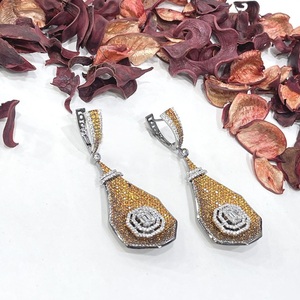 Glamorosos pendientes de moda de la mejor calidad con piedras brillantes Busque accesorios de moda para fiestas con mujeres y niñas - Product Image 1