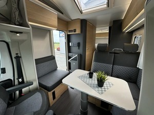 Autocaravana Blanca 4x4 Todoterreno, con Aire Acondicionado, Construcción de Acero, Un Dormitorio, Horno, Diseño de Lujo, para 4-6 Personas, Euro 5 - Product Image 5