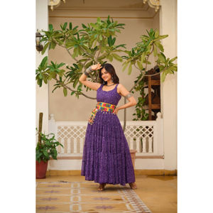 Robe de travail Navratri Gamathi avec un flair lourd de 12 mètres | Robe Garba traditionnelle pour femme | Festival indien et tenue d'événement culturel - Product Image 1