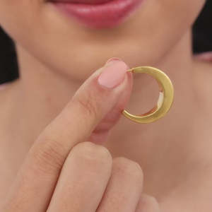 Boucles d'oreilles pendantes demi-lune dorées tendance - Product Image 1