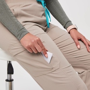 Simplifique su jornada laboral con un traje médico funcional que equilibra la comodidad y la practicidad - Product Image 4