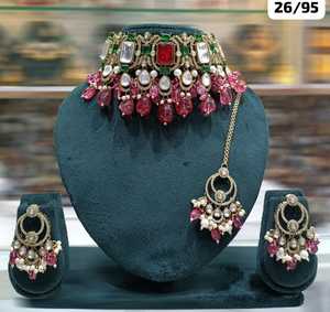 Conjunto de aretes de collar de perlas de Gargantilla Kundan de tono dorado tradicional y de moda de lujo indio con Mangtikka para mujeres y niñas - Product Image 4