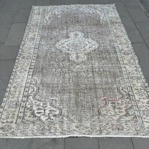 พรมตุรกีวินเทจลายปะติดปะต่อ ขนาด 5.4x8.5 ฟุต ทำจากขนสัตว์สีเทา เป็นมิตรกับสิ่งแวดล้อม พร้อมแผ่นรองหลังทำจากยางลาเท็กซ์ พรมขนาดใหญ่ - Product Image 1