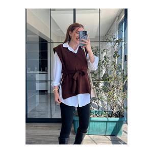 Maglia a maglia lunga con scollo a V marrone - Product Image 2